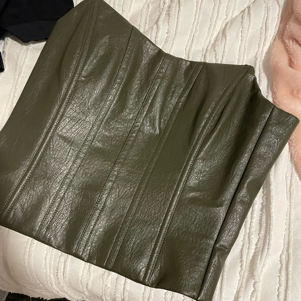 Dark green tiger mist top